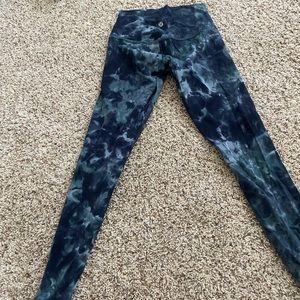 Lululemon aligns 25, blue diamond dye